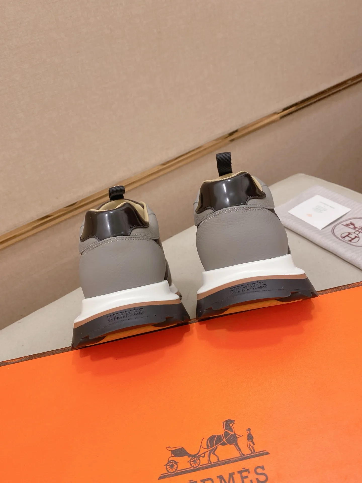 Men's shoes💰: 640💰HERMES/Hermes Leader sneakers! Tech twill, calfskin and suede goatskin sneakers featuring paneled multicolor twill, calfskin and suede. Lightweight geometric sole for a stylish urban look. Product details: White and orange rubber sole Black rubber sole with orange rubber insert Light natural leather insert White rubber toe cap Beige lambskin insole and lining Cotton strap, rubber lettering Sole height: 4cm Size: 38-39-40-41-42-43-44 (45.46 custom-made)